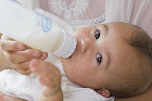 专攻卵巢早衰的医生，奶粉冲好多久就不能喝了？冲完奶粉应注意什么